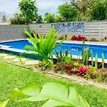 Muri Beach Studio With Pool