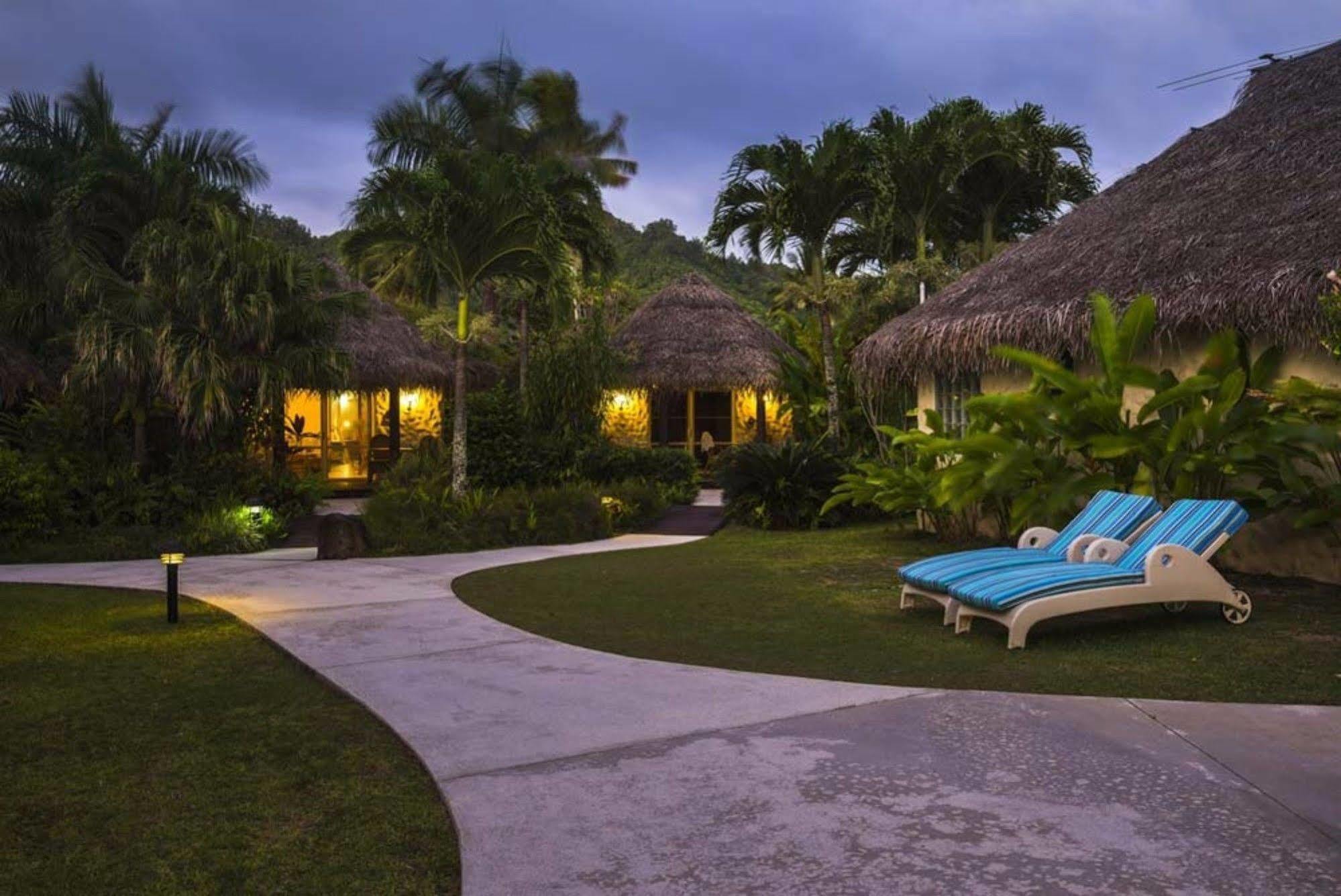 Motu Beachfront Art Hotel 4*