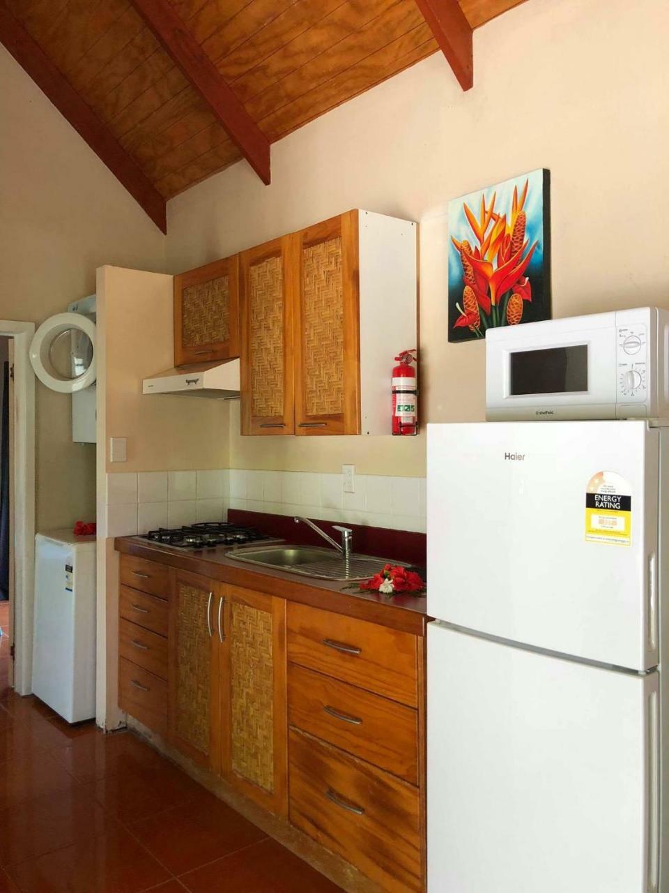 Dorothys Muri Beach Bungalows Apartment
